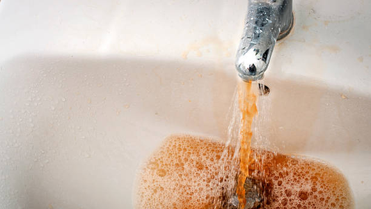 ¿Qué significa soñar con agua sucia? El mensaje oculto detrás de este sueño común