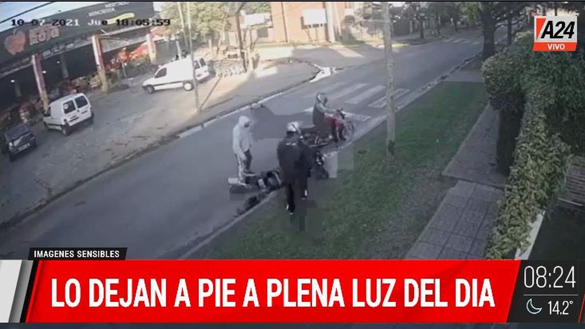Así lo empujan para robarle la moto a un delivery en Ituzaingó. (Captura de Tv)