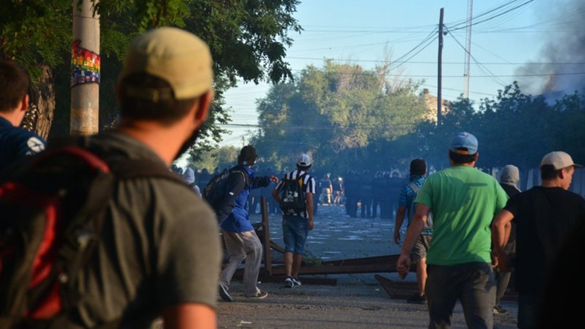 En la ciudad de Rawson se registraron enfrentamientos entre los protestantes y las fuerzas de seguridad. (Foto: El Chubut)