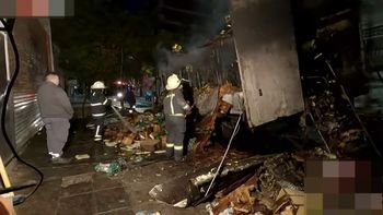 Video: estalló un camión con quesos en Lanús y el fuego devoró hasta un auto estacionado