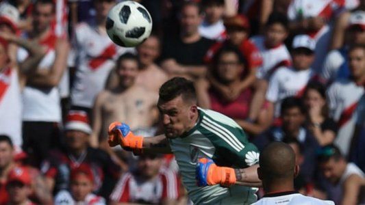 Alarma en River: Armani se lesionó ante Sarmiento y no viaja con la Selección