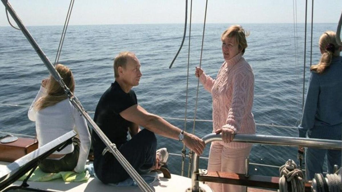 Tiempos felices, la familia Putin completa, navegando en el mar (Foto: Archivo)