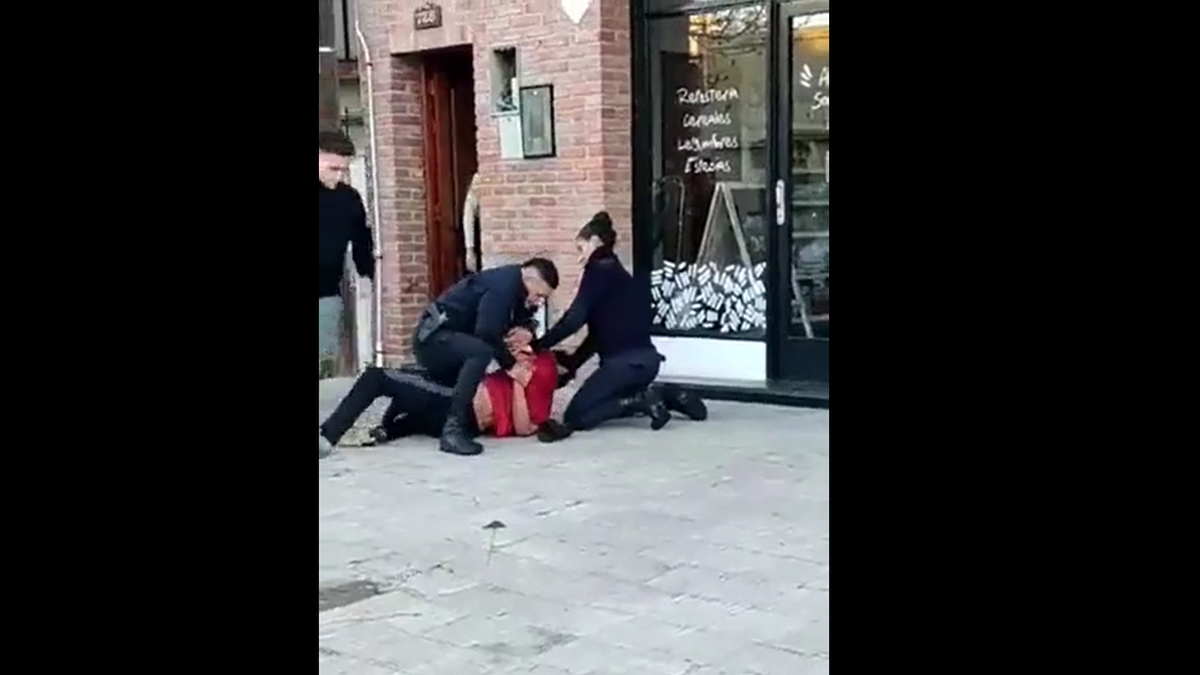 En las imágenes que lograron capturar los testigos se puede ver cómo el ladrón se resistió a ser aprehendido Foto: Captura de pantalla