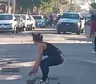 Salvaje agresión a policías durante un operativo para trasladar un auto mal estacionado
