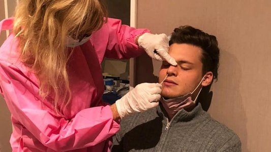 El notero de Intrusos vacunado a los 28 tendría COVID