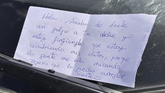 Le chocó el coche a otro conductor y le dejó un desconcertante mensaje en el parabrisas