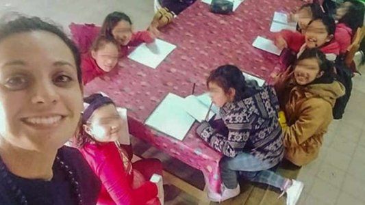 Video: una maestra se grabó con menores cantando contra Mauricio Macri