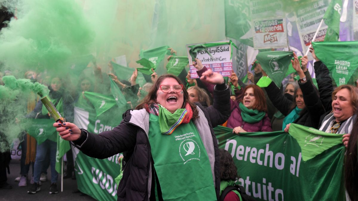 Feministas se manifestaron frente a la embajada de Estados Unidos para pedir por el aborto legal