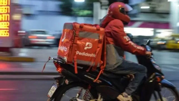 Un repartidor de Pedidos Ya fue atacado por dos motochorros quienes intentaron robarle la moto Un repartidor de Pedidos Ya fue atacado por dos motochorros quienes intentaron robarle la moto
