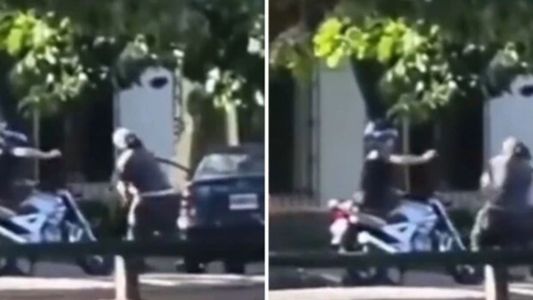 Video: un motociclista mató a golpes a un conductor en medio de una pelea de tránsito