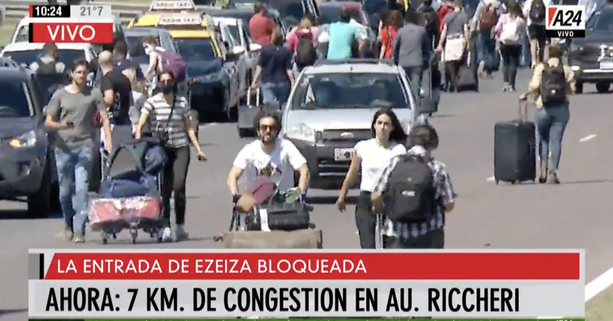 Ezeiza bloqueada por una protesta: los pasajeros deben caminar más de siete cuadras con su equipaje
