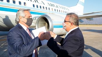 El presidente fue recibido en Catamarca por el gobernador Raúl Jalil. (Foto: Télam)