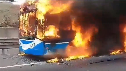 Impactante video: un colectivo se prendió fuego en plena General Paz