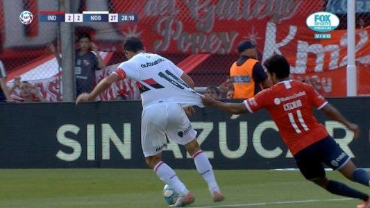 ¿¡Cómo no lo vio?! Vigliano no cobró un penal gigante a Maxi Rodríguez contra Independiente