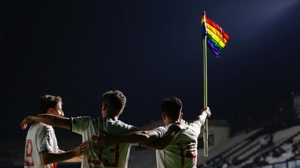 Germán Cano y su festejo levantando la bandera del orgullo LGBTI+.