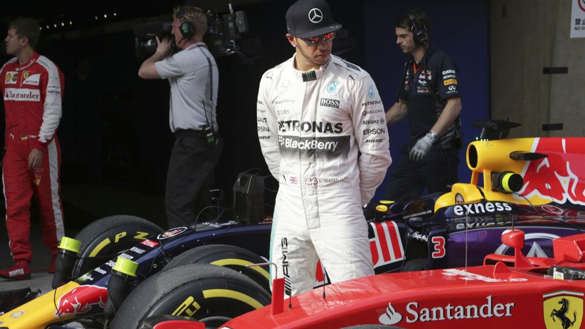Hamilton mira una Ferrari. En 2025 estar&aacute; en el equipo de la casa de Maranello (Foto: gentileza San Diego Tribune).