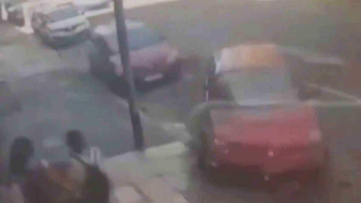 El hombre atropellado sufrió fracturas expuestas. Foto: captura de video.&nbsp;