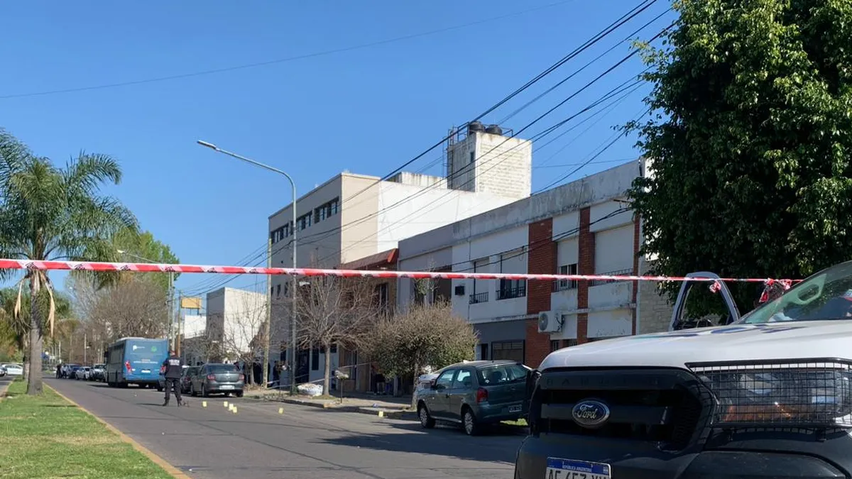 Banda armada liberó a tiros a un detenido durante un traslado en la ciudad de La Plata. (Foto: 0221) Banda armada liberó a tiros a un detenido durante un traslado en la ciudad de La Plata. (Foto: 0221)