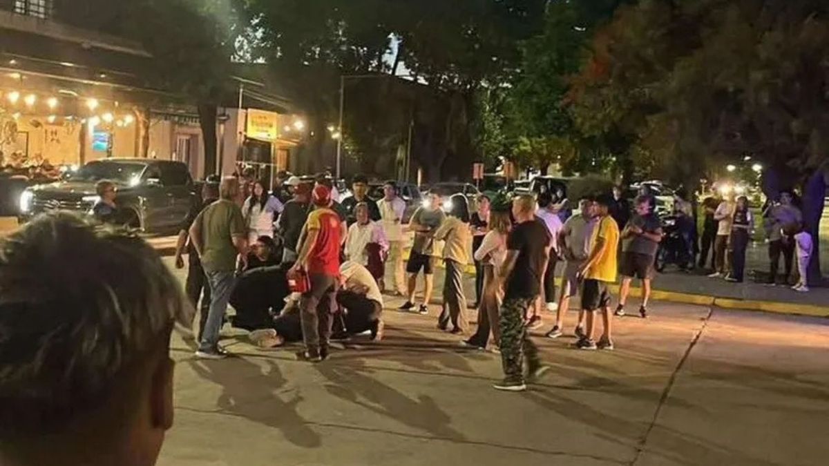 Hacía la gran wheelie con la moto y atropelló a una jubilada que lucha por su vida. (Foto: La Opinión)