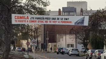 La historia oculta de un pasacalles que se hizo viral: Camila, te parecía poco una de 12 cm