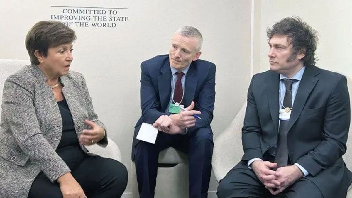 Primeros contactos con el FMI. Javier Milei y Kristalina Georgieva en la conferencia de Davos. (Foto: Gentileza La Capital)  