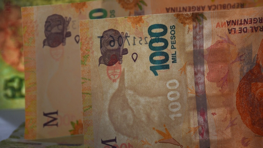 Se quiere salvar con un error raro en un billete de $ 1000 y no paran de bardearlo