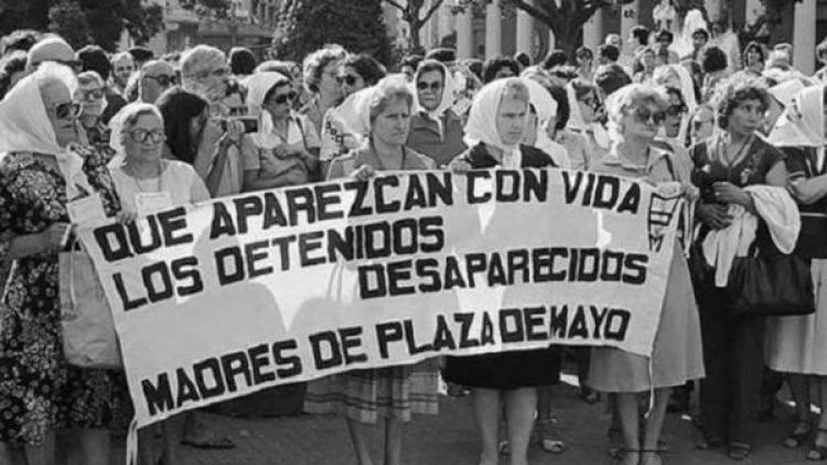 Este domingo se cumplen 46 años de la lucha ininterrumpida de las Madres de Plaza de Mayo. 