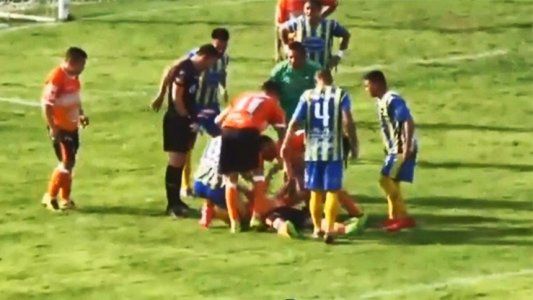 Un jugador de Berazategui se desplomó en pleno partido contra Alem y causó pánico en el estadio