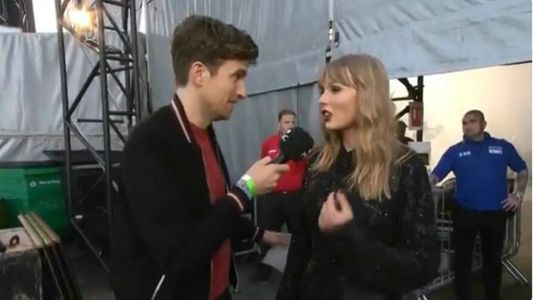 Fans de Taylor Swift furiosos con un notero que le pidió a la cantante darse una ducha