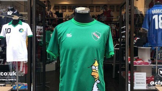 La historia del buzo de un arquero del Federal A que se vende a 100 euros en Londres