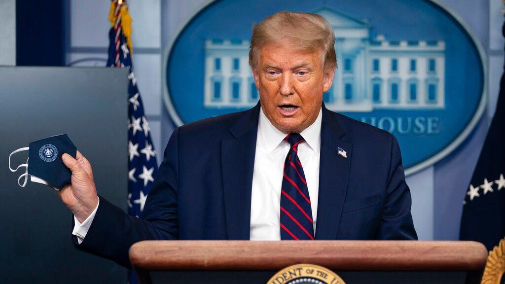 Trump dice que la situación por el COVID-19 va a empeorar antes de mejorar, mientras acusa a China de espionaje por las vacunas