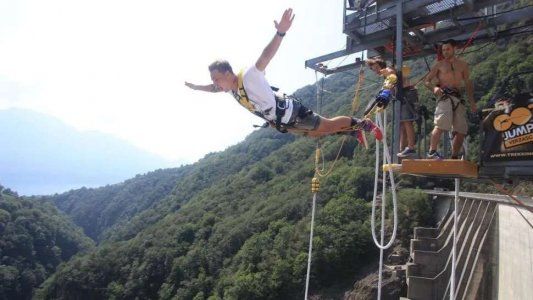 Dramático video: saltó en un bungee jumping y se le rompió la cuerda