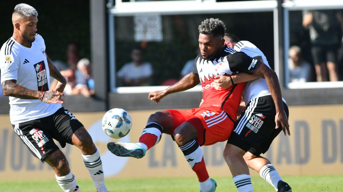River goleó a Riestra y se subió a lo más alto de la Zona A