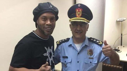 Escándalo en Paraguay por unas fotos de Ronaldinho con un comisario y los empleados de la fiscalía