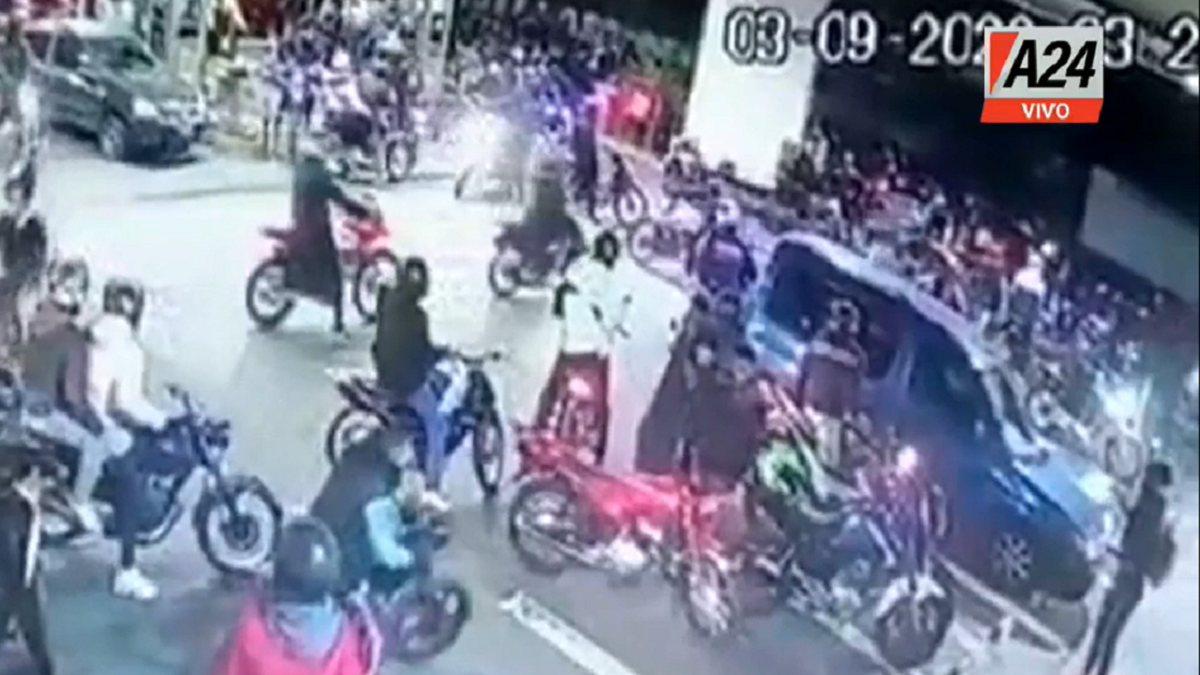 Ataque piraña en moto a una estación de servicio en Bernal (Foto: captura de TV).