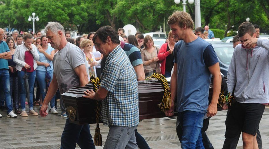 Bajo un cielo gris y un fuerte dolor, despidieron los restos de Agustina