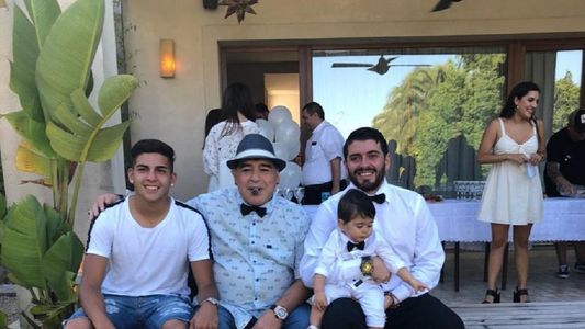 Las imágenes de Diego Maradona con su particular look en el bautismo de su nieto Dieguito Matías