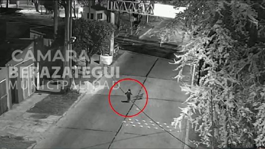 Berazategui: un nene de 2 años se escapó de su casa en plena noche y se puso a jugar en las vías del tren