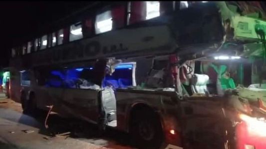 Tragedia en Jujuy: un colectivo con 30 pasajeros chocó contra un camión en Purmamarca