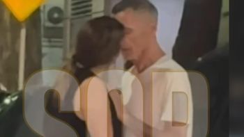 ¡Se les fue la mano! Captan a famoso actor toqueteándose con su novia en plena calle