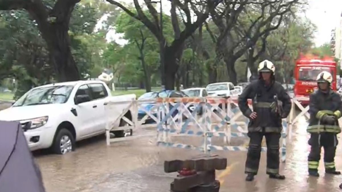 Inundación en pleno Belgrano por la rotura de un caño maestro: caos y calles cortadas. (Foto: captura A24)