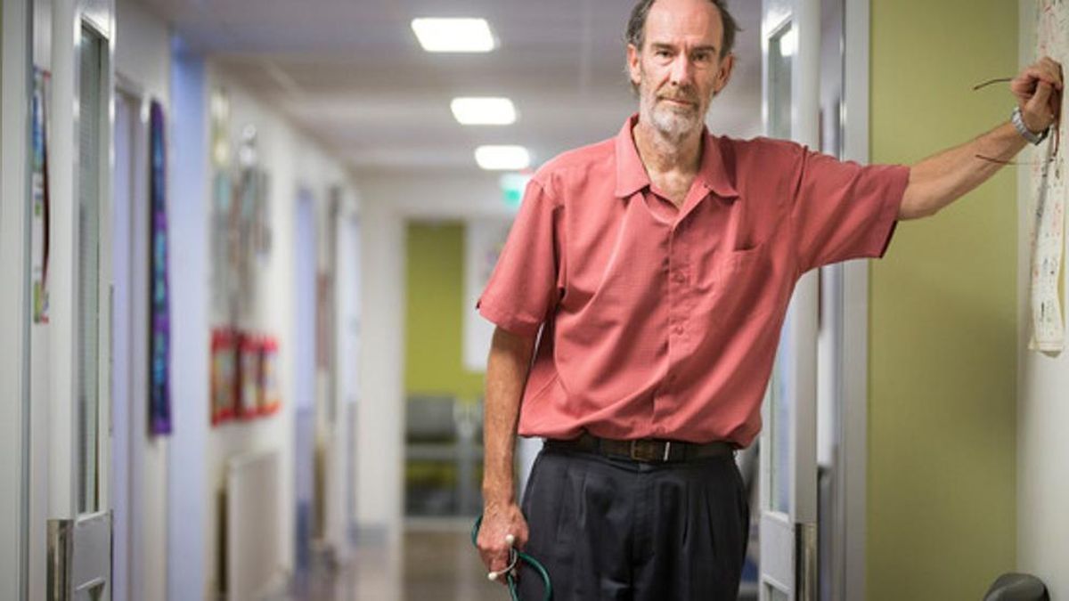 El doctor Kenny Alan, de 61 años, busca incructuosamente un reemplazo para su puesto al frente de una clínica médica.m