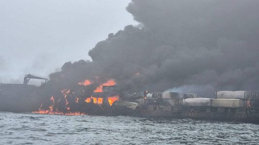 Catástrofe y llamas: el impresionante choque entre un buque tanque y un carguero