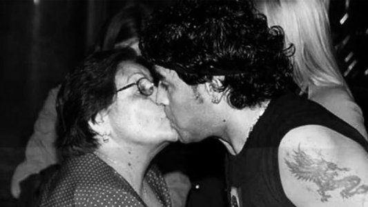 El emotivo mensaje de Maradona a Doña Tota por el Día de la Madre: Feliz día mamá, te amo y te extraño