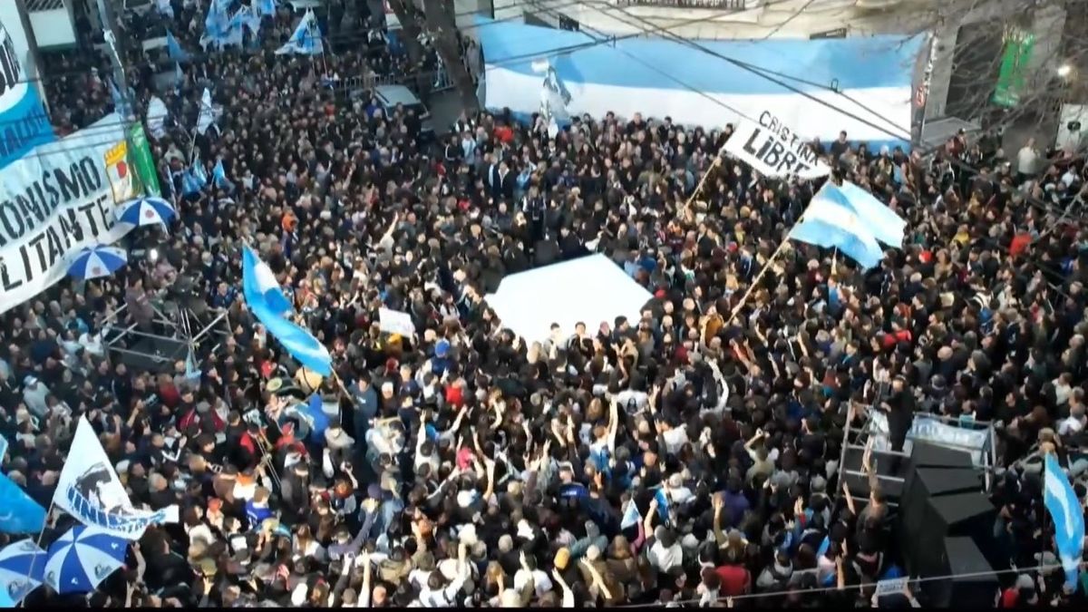 Militantes y dirigentes del peronismo se concentraron este martes frente al domicilio de la expresidenta en San José 1111 para recordar el ataque ocurrido el 1 de septiembre de 2022. (Foto: captura de pantalla)