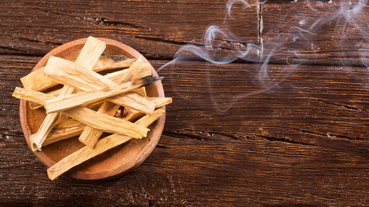 Palo Santo: El secreto ancestral para alejar las malas vibras y atraer la felicidad