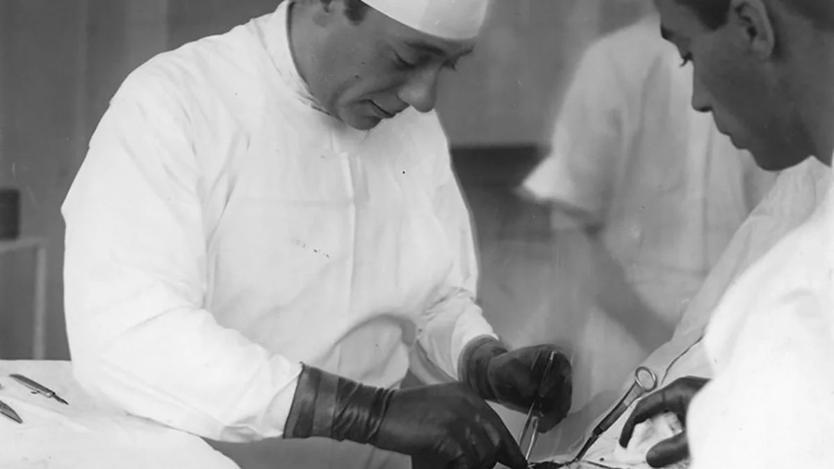 El Dr. Finochietto en una operaci&oacute;n.