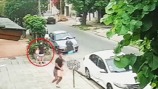 Inseguridad sin fin: dos ladrones atacaron a una mujer frente a sus hijos a la salida de la escuela