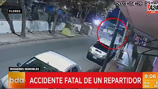 Accidente fatal de un delivery: pasó con la barrera baja y chocó de lleno contra el tren Sarmiento
