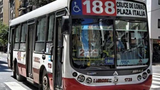 Asaltaron y apuñalaron a un colectivero: Ingresó al hospital con el cuchillo clavado en la cara